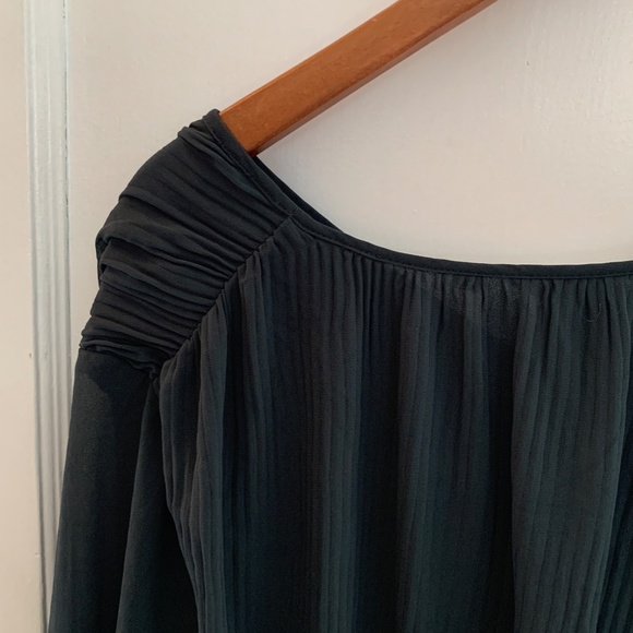 ONLY WORN ONCE! Beautiful pleated flowy blouse - Picture 7 of 13
